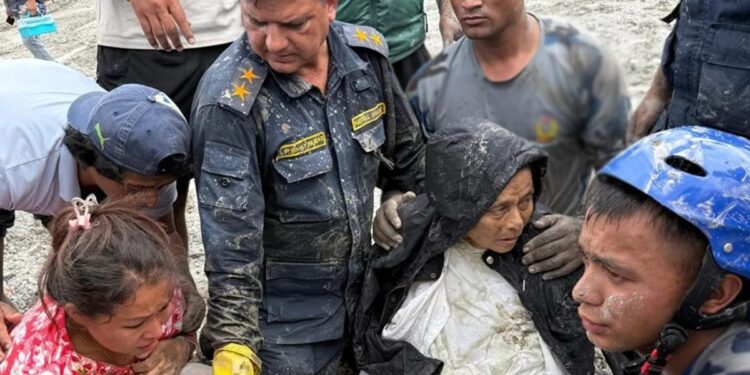 Equipes resgatam dois sobreviventes após deslizamentos no Nepal