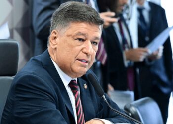 Carlos Viana pede prisão de André Janones após declarações