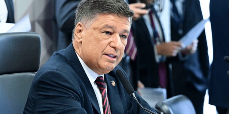 Carlos Viana pede prisão de André Janones após declarações
