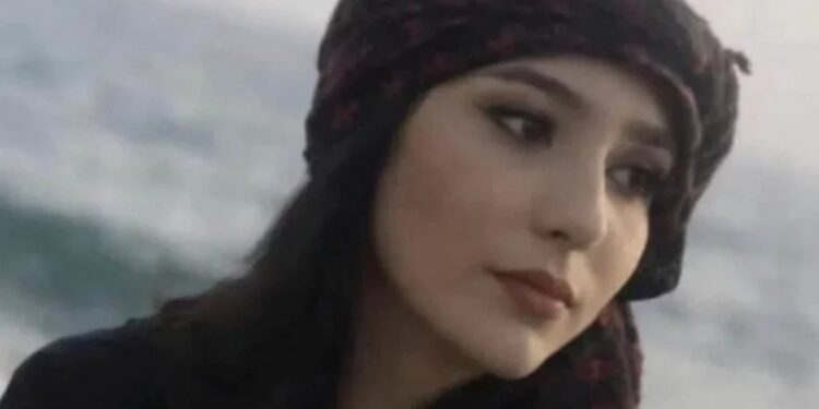 Estudante iraniana é condenada à morte por postagens online
