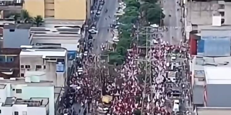 Em Ipatinga, comício de Lula registra baixa adesão; presidente critica TV Globo