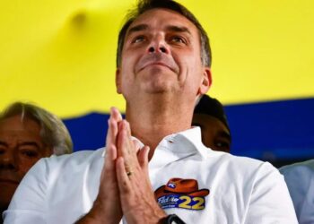 Argentina nega que Flávio tenha entrado no país e diz que senador não está em avião particular