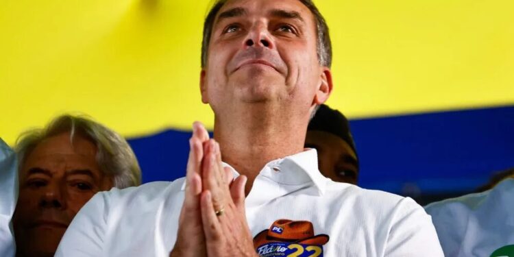 Argentina nega que Flávio tenha entrado no país e diz que senador não está em avião particular