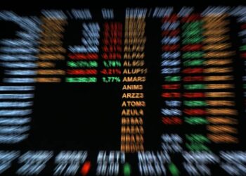 Bolsa fecha em queda com eleições e impacto de alta do petróleo