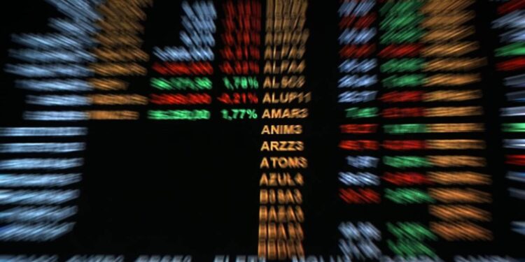 Bolsa fecha em queda com eleições e impacto de alta do petróleo