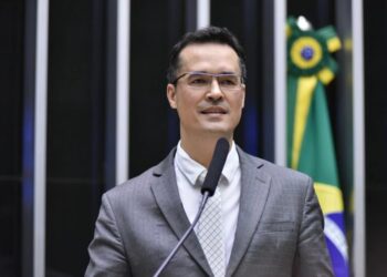 Flávio Bolsonaro convoca Deltan para examinar sigilos de Lula