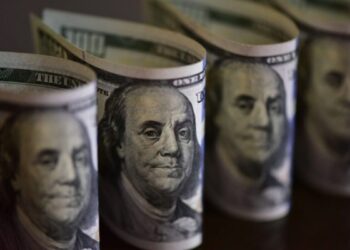 Dólar fecha em alta com preço do petróleo e baixa nos mercados asiáticos