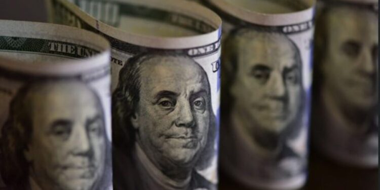 Dólar fecha em alta com preço do petróleo e baixa nos mercados asiáticos