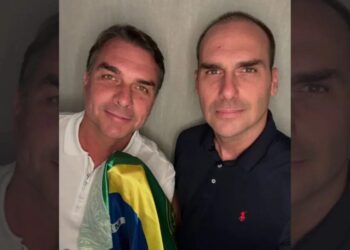 Eduardo Bolsonaro publica foto com Flávio e reafirma compromisso com o Brasil
