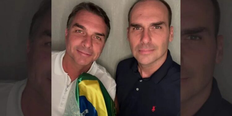 Eduardo Bolsonaro publica foto com Flávio e reafirma compromisso com o Brasil
