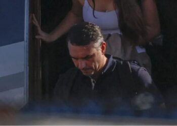 Flávio Bolsonaro chega aos EUA com a família após fugir do Brasil pela Argentina