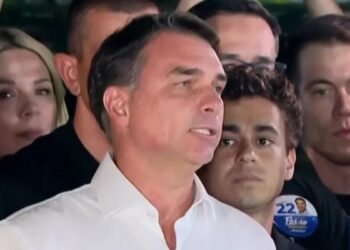 Flávio Bolsonaro diz que vai pedir anulação das eleições após ação de Zanin