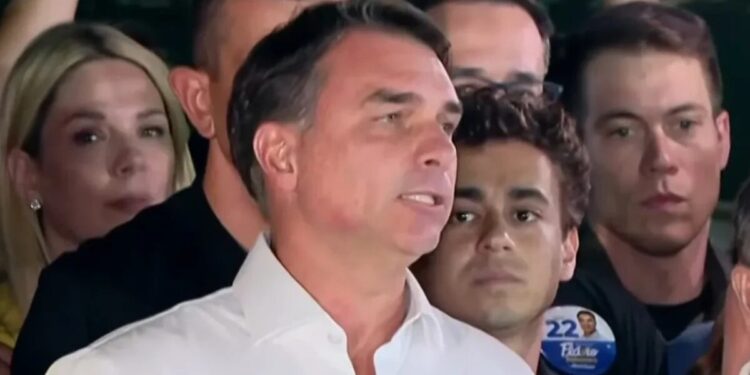 Flávio Bolsonaro diz que vai pedir anulação das eleições após ação de Zanin