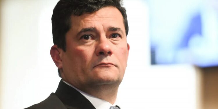 Flávio deixar o país é compreensível, diz Sergio Moro