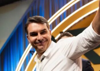 Flávio entrega ao TSE autorização para abrir sigilos e cobra Lula sobre gastos da Presidência