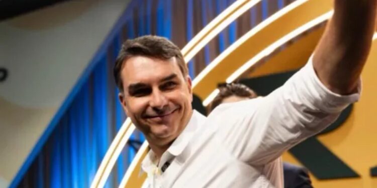 Flávio entrega ao TSE autorização para abrir sigilos e cobra Lula sobre gastos da Presidência