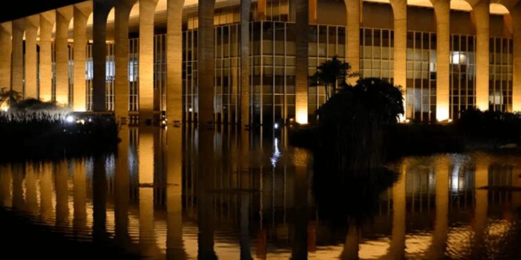 Itamaraty suspende salários de diplomatas no exterior por falta de verba