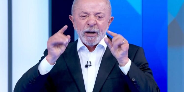Lula cobra ensino integral e Flávio acusa governo de cortar verbas