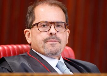 Ministro do TSE proíbe Nunes Marques de suspender canal ‘Exército do Lula’ sem decisão do plenário