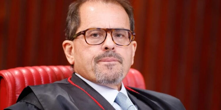 Ministro do TSE proíbe Nunes Marques de suspender canal ‘Exército do Lula’ sem decisão do plenário
